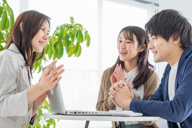 相談している男女