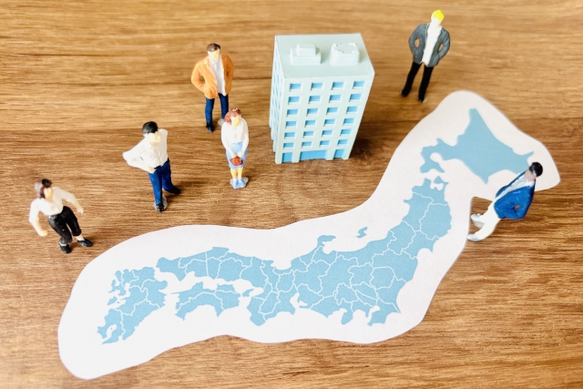 日本地図とビジネスマンたち
