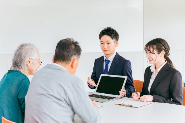 営業担当に相談する夫婦