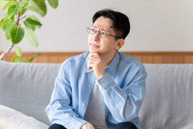 悩む男性