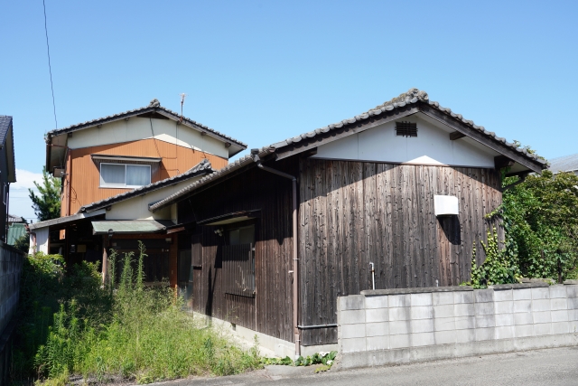 古い空き家の外観
