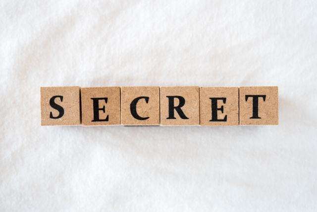 SECRETと書かれたブロック