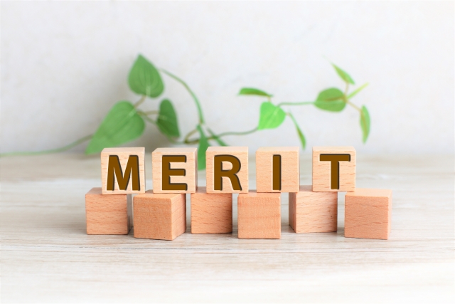 MERITと書かれたブロック