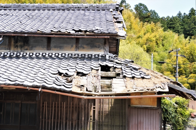 古い瓦屋根